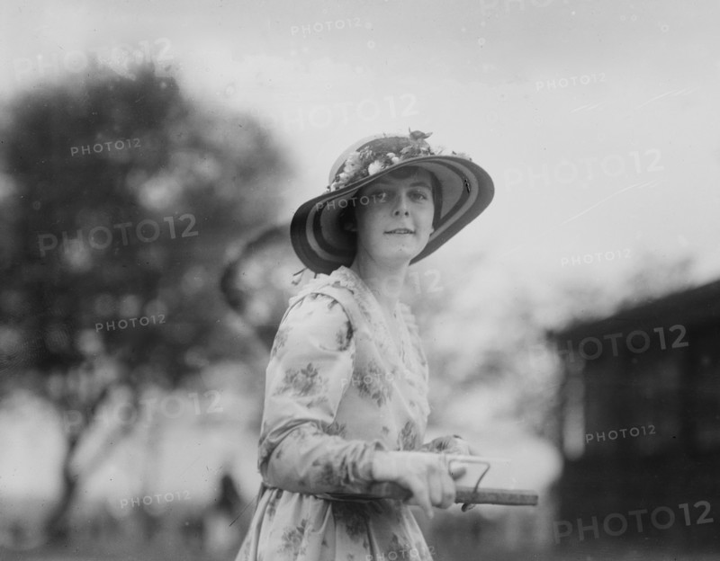 Cigarette girl, Governor's Island ca. 1910-1915