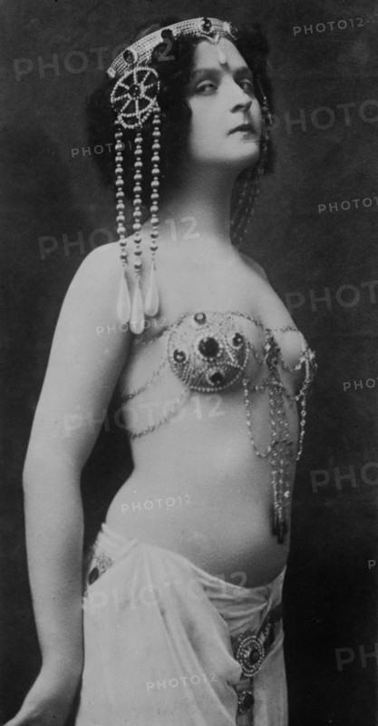 Belly dance performer Fritzi Schaffer as Salome ca. 1910