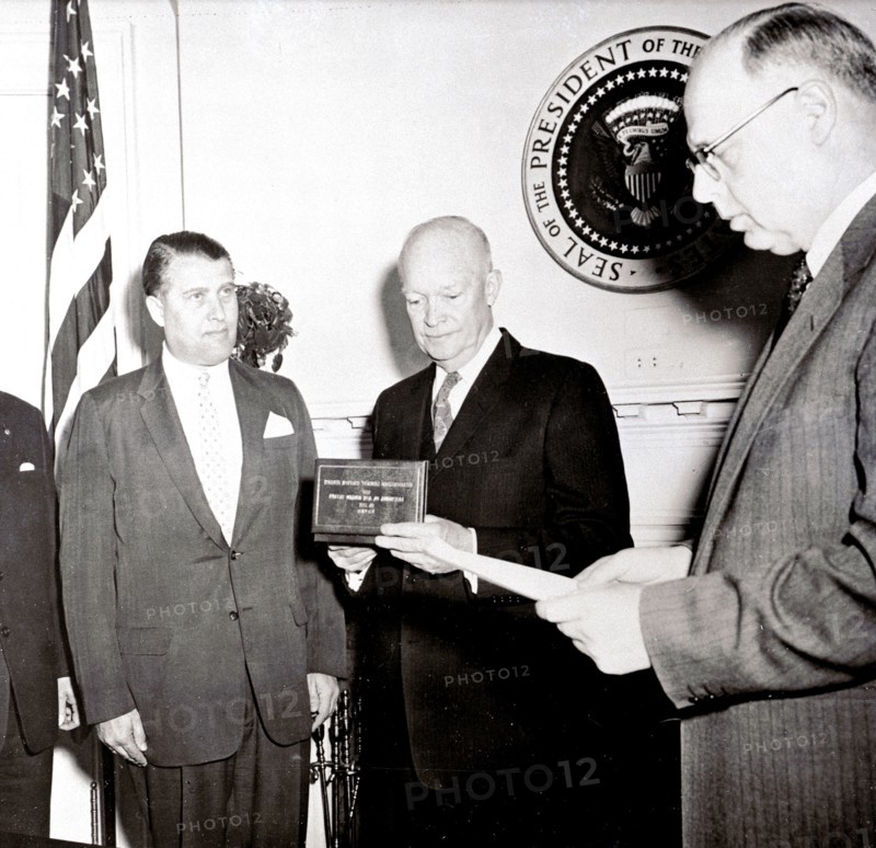 Wernher von Braun ca. 1959 receives award from President Dwight D. Eisenhower