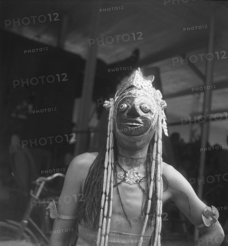 Dancer with mask during a slamatan in a pen topo - Indonesia, Madura, Dutch East Indies ca. 1947