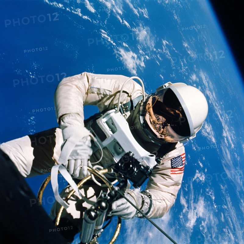 June 1965) Astronaut Edward H. White II, pilot of the Gemini IV four-day Earth-orbital mission, floats in the zero gravity of space outside the Gemini IV spacecraft.
