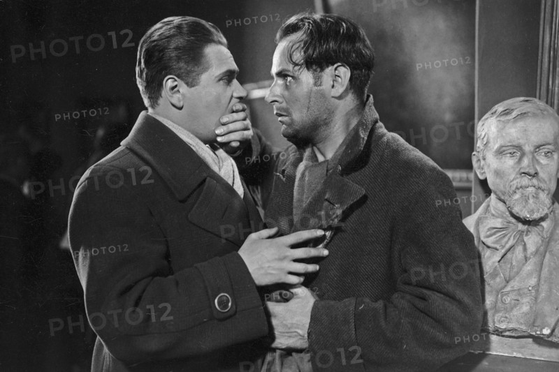 Eugeniusz Bodo as Franciszek and Victor Varconi (right) as sculptor Czeslaw in one of the scenes of the film Kult ciala (1930)