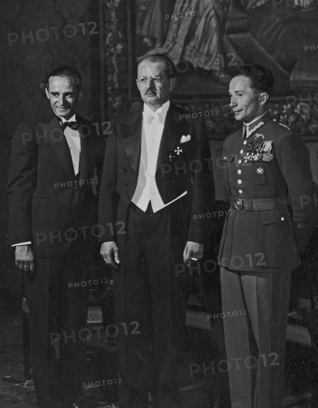 International Tourist Aircraft Competition (Challenge 1934) in Warsaw. Pilots Stanislaw Plonczynski (first on the left) and Jerzy Bajan (first on the right) in the company of Prime Minister Leon Kozlowski  ca. 1934