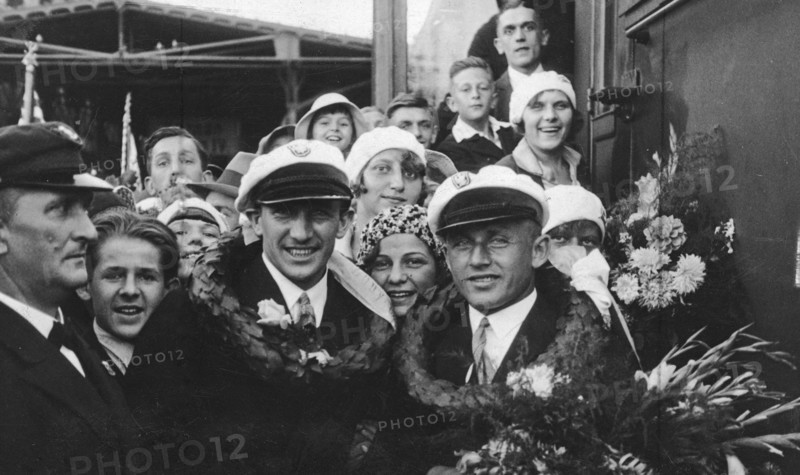 Return of rowers of Henryk Budzinski and Jan Mikolajczak from the European Rowing Championships in Liège at the Poznan railway station ca. 1930