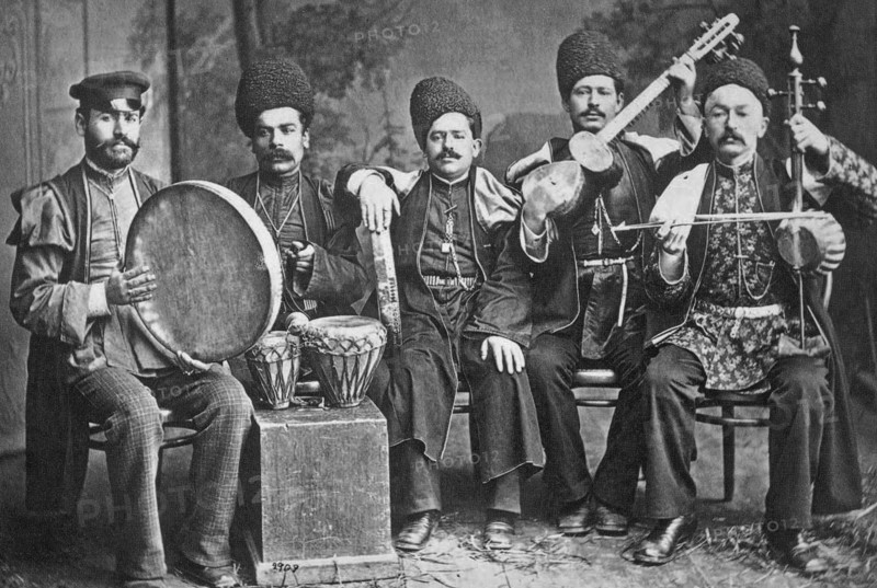 The ensemble of the famous tarista Mirza Sadykh (Sadykhdzhan) (from right to left): Kamyanchist Baghdagul Ata oglu, Sadykhdzhan, Hanande Bulbuljan, nagarist Huseynbala, performer on the vas Vaso Kikialishvili ca. 1878