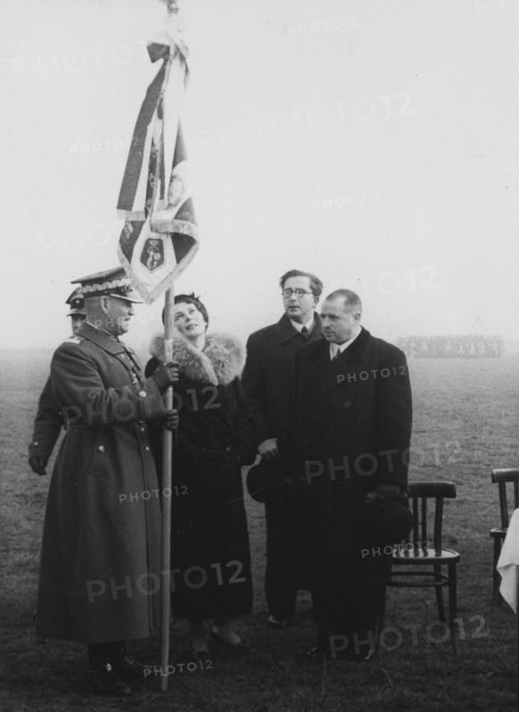 Handing anti-aircraft artillery banners; November 1938. On the left general Józef Zajac, on the right president Stefan Starzynski