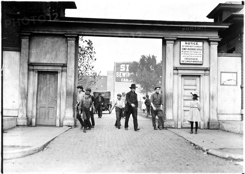 Noon hour, Singer Mfg. Co. Boys work there, girls carry lunch. South Bend, Ind, October 1908