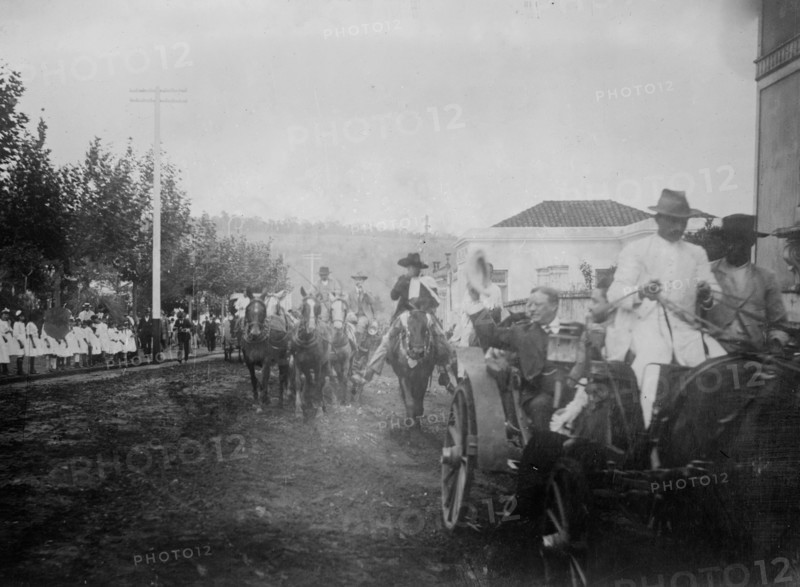Roosevelt in Piraju, Minas, Brazil, arriving at Dr. Leonel's ca. 1913