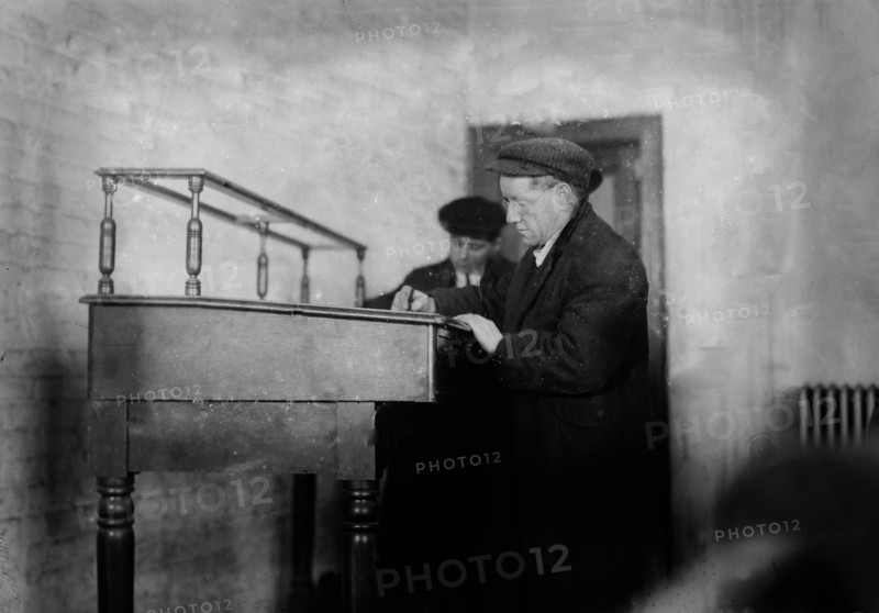 Date: 1910-1915 - Registering at New York Job Bureau