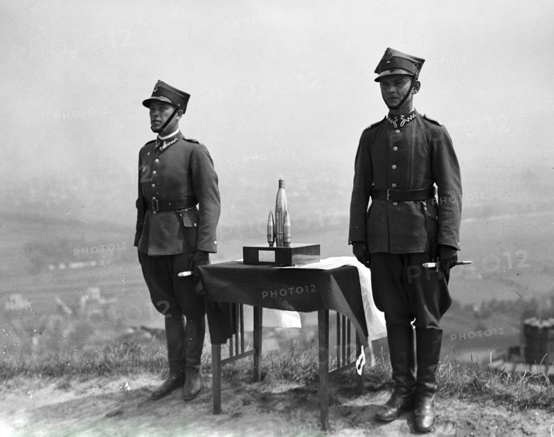 Fifth Anti-aircraft Artillery Squadron in Krakow; July 1936. Warta at the commemorative sculpture depicting three artillery shells