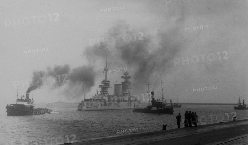 Polish tugs bring the Soviet battleship "Marat" to the port of Gdynia (probably "Ursus" on the left) ca. 1934
