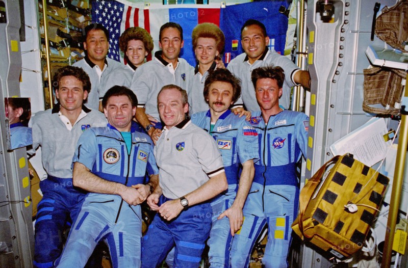 Group portrait of STS-84 and Mir 23 crewmembers in the Spacehab