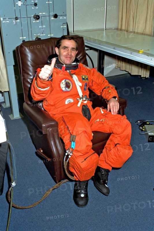 STS-87 Payload Specialist Leonid Kadenyuk of the National Space Agency of Ukraine gives a ‘thumbs up’ in his launch and entry suit in the Operations and Checkout Building ca. 1997