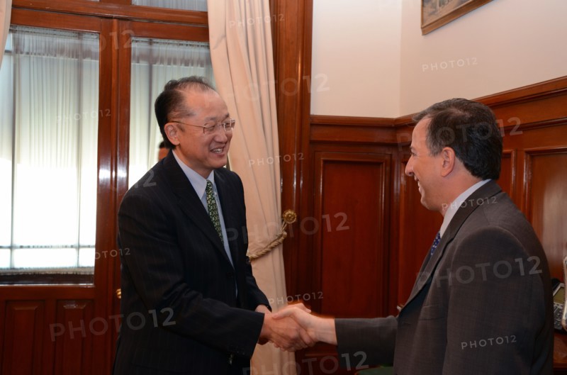Reportage: Dr. Jim Yong Kim, U.S. Nominee for the World Bank Presidency on "global listening tour" - Meeting with Mexican Finance Secretary Jose Antonio Meade  4/10/2012