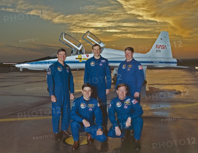STS-41 Crew Portrait - The 5 member crew of the STS-41 mission included (left to right): Bruce Melnick, Robert Cabana, Thomas Akers, Richard Richards, William Shepherd