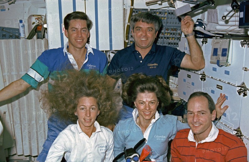 STS-32 crewmembers pose on OV-102's middeck for onboard crew portrait