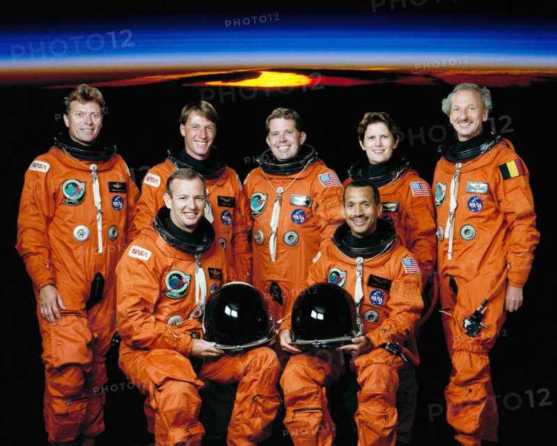 1992 - Official portrait of the STS-45 Atlantis, OV-104, crewmembers