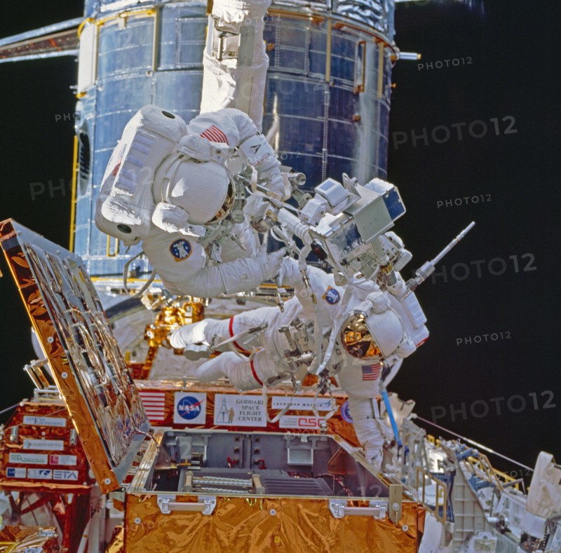 STS-49 MS Thornton in OV-105's payload bay during ASEM procedures