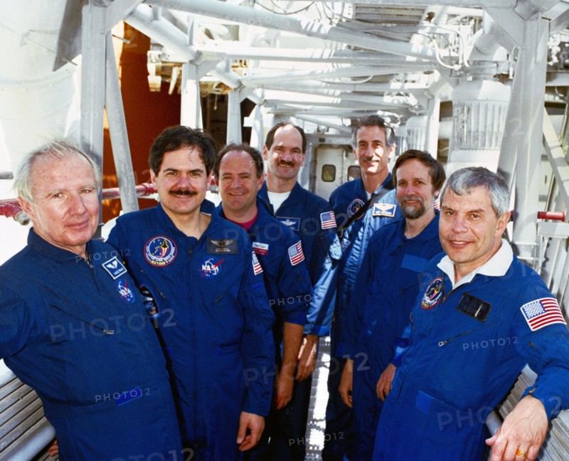 STS-35 Columbia, OV-102, crewmembers take a break from KSC training
