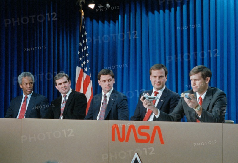 STS-39 crewmembers participate in preflight press conference at JSC's Bldg 2
