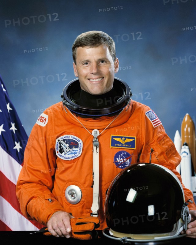 1992 - Official portrait of astronaut Stephen Oswald