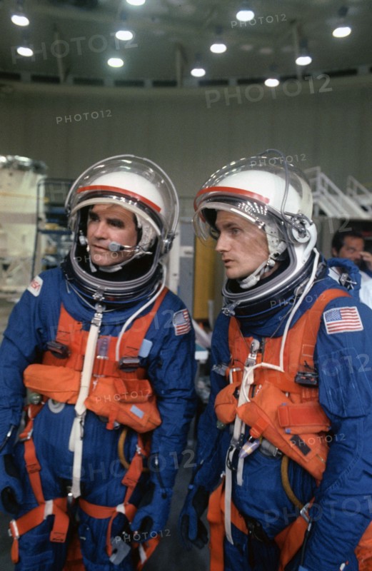 STS-52 MS Veach and Payload Specialist MacLean during JSC bailout exercises
