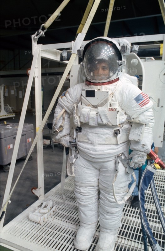 STS-57 MS2 Sherlock in EMU is ready for underwater EVA simulation at JSC