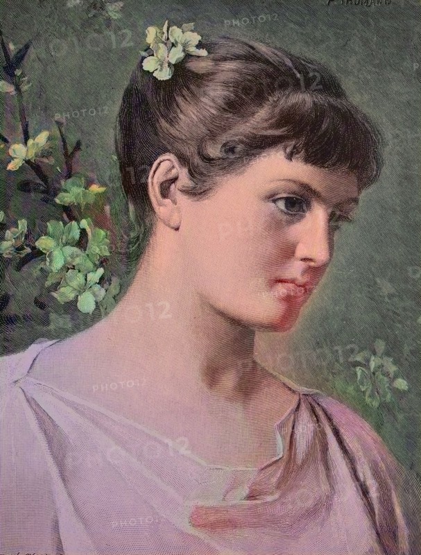 Mädchen mit Apfelblüten im Haar und im Hintergrund