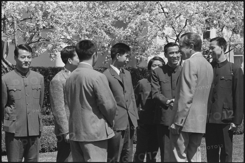 President Nixon meets Chinese Ping Pong team