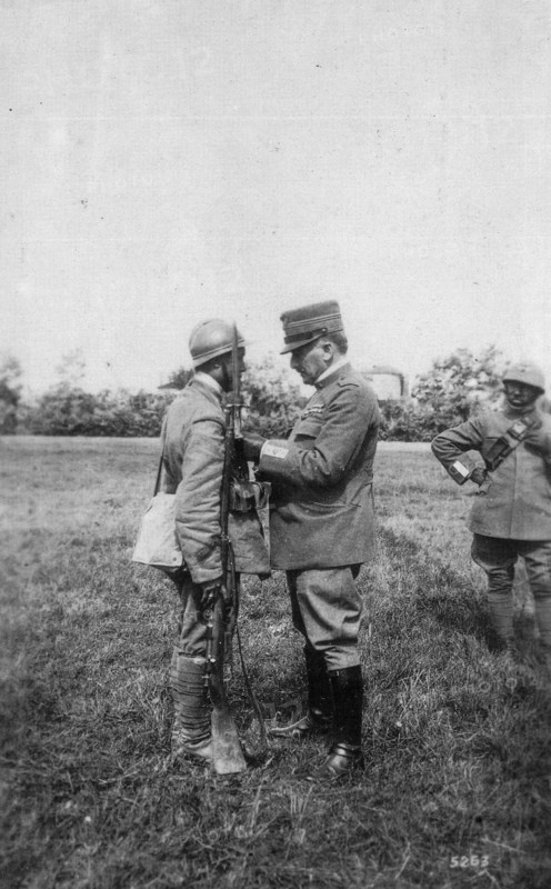 General Diaz decorates a valiant soldier