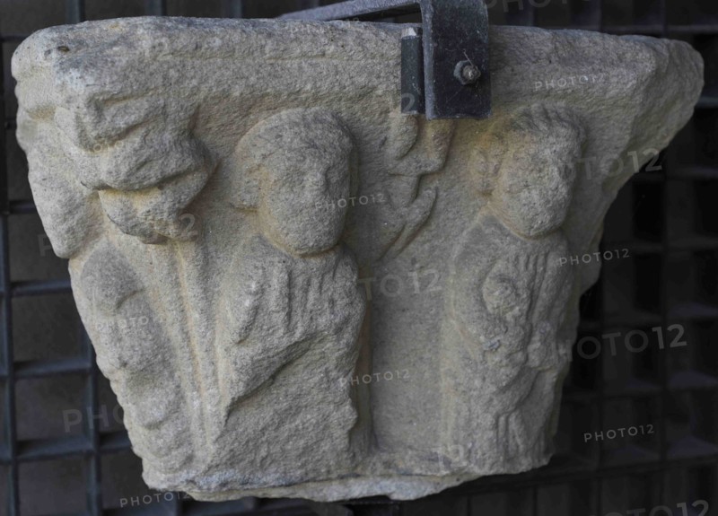 Capital showing six apostles