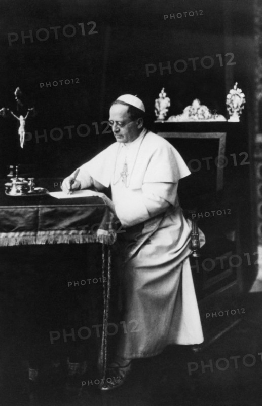 le pape pio XI donne une bénédiction au Touring Club Italiano, début des années 1900