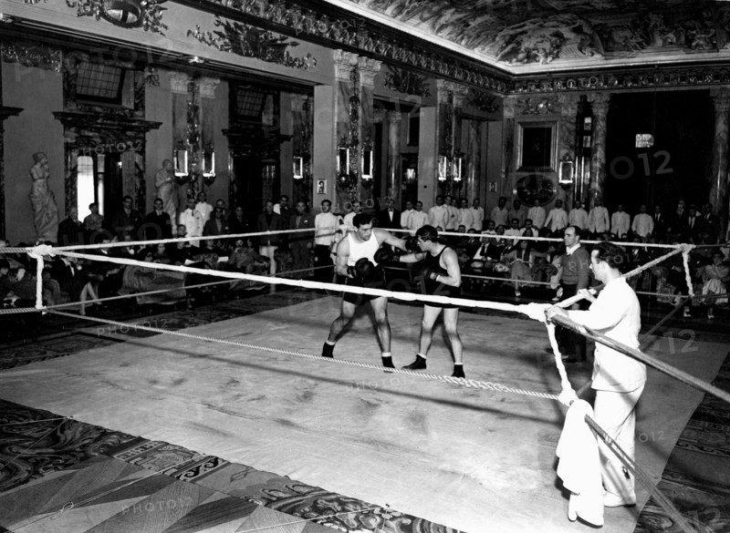 pendant les croisières, des danses et des spectacles étaient organisés pour divertir les invités. ici, la prestation du boxeur primo carnera dans un salon du comte de savoie transformé pour l'occasion en ring, années 1920.