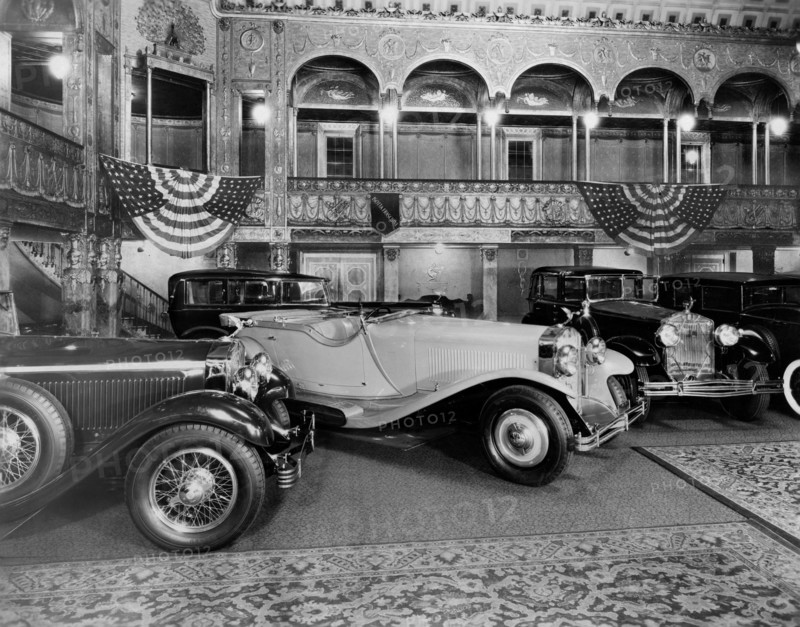 présentation de l'isotta fraschini, salon de l'automobile de milan, années 1930