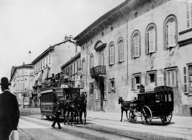 italie, milan, corso venezia, milan-monza tramway à traction hippomobile, 1885 l'un des premiers moyens de transport permettant de sortir de la ville