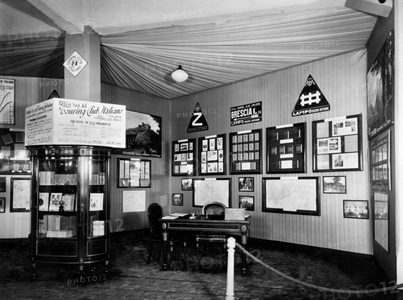 le développement du tourisme est allé de pair avec le développement de l'automobile en italie : la photographie montre le stand du tci au salon de l'automobile de 1930.