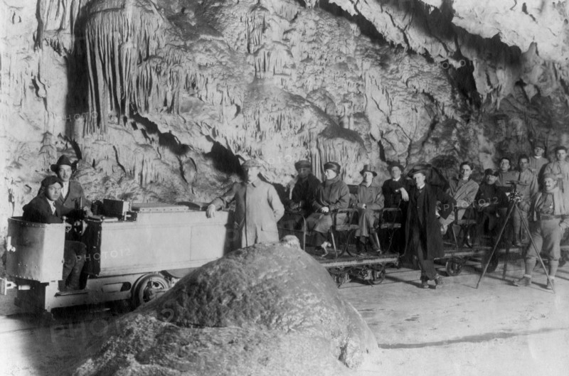 une des grandes passions du président l.v. bertarelli était les grottes : la photo montre bertarelli à postumia, qu'il a contribué à faire connaître et à promouvoir, ainsi que les grottes karstiques à l'échelle nationale. 1915-40