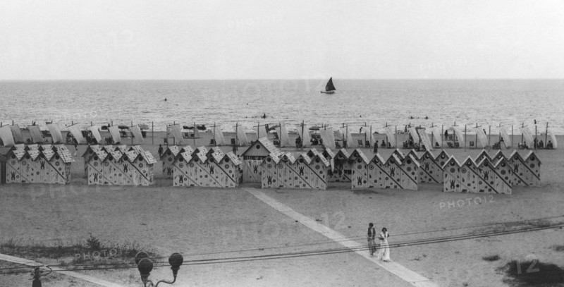 deux rangées de cabanes et une de tentes carrées fixées au sol : cesenatico 1930