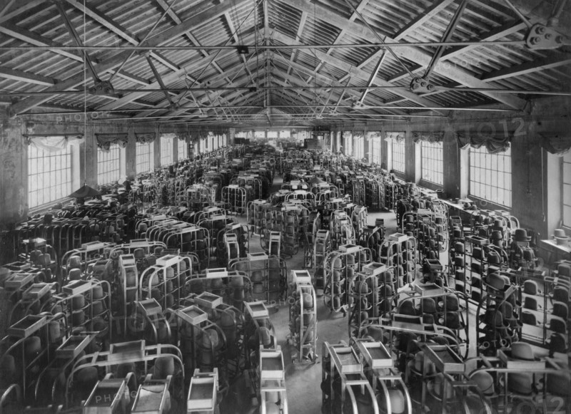 l'entrepôt d'une importante fabrique de chapeaux. 1915-40