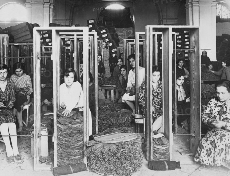 les ouvrières employées dans la transformation du tabac. 1915-1940