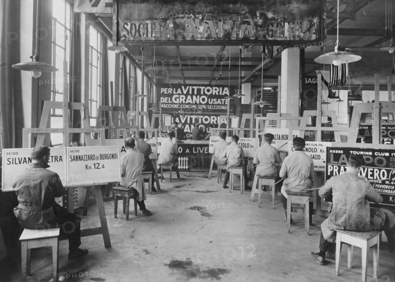 le bureau de signalisation tci, structure fondamentale dans le travail de "signalisation" des localités en fonction de la "nouvelle circulation" automobile, qui a touché et couvert massivement l'ensemble du territoire national, surtout dans les années qui ont suivi la première guerre mondiale. 1915-1940