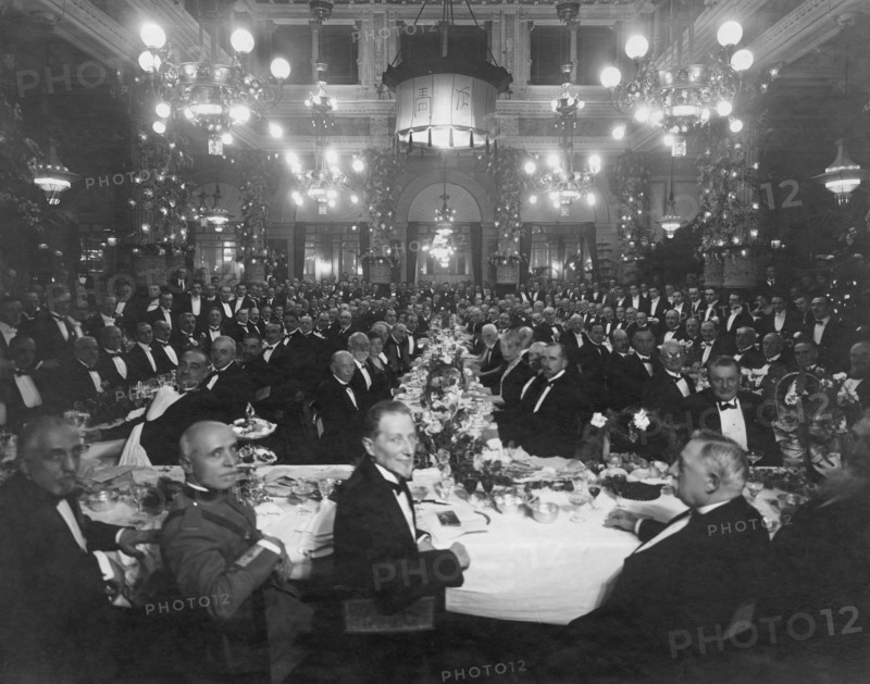 1924 : le touring a 30 ans et atteint près de 300.000 membres. lors du banquet de célébration, 400 invités font la fête dans un restaurant de milan, via verdi. l.v. bertarelli (au centre) le "grand et bien-aimé président".