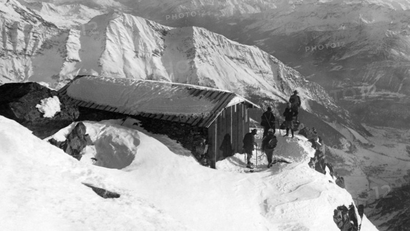italia, valle d'aosta, capanna al colle del gigante