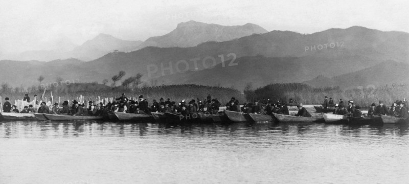 italy, tuscany, massaciuccoli lake, hunting in marsh, 1920