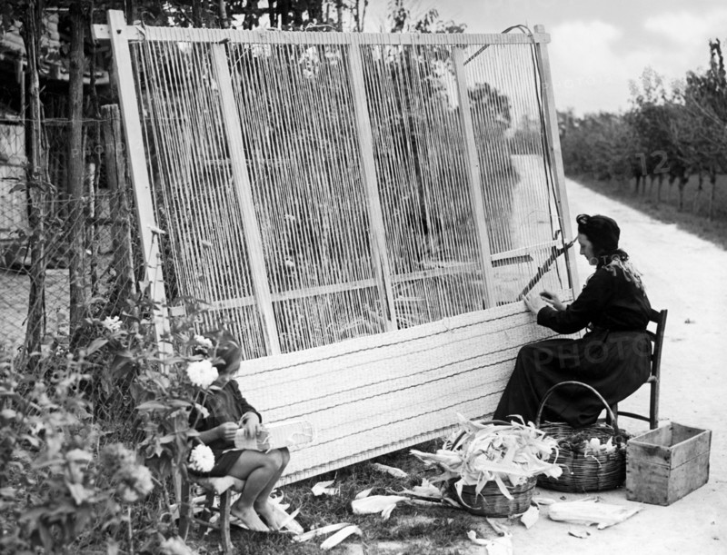 italy, friuli, hand loom, leaves of maize, 1930-1940