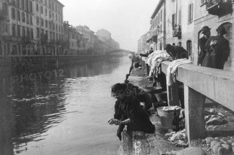 italy, lombardia, milan, naviglio grande, washerwomen, 1920-1930