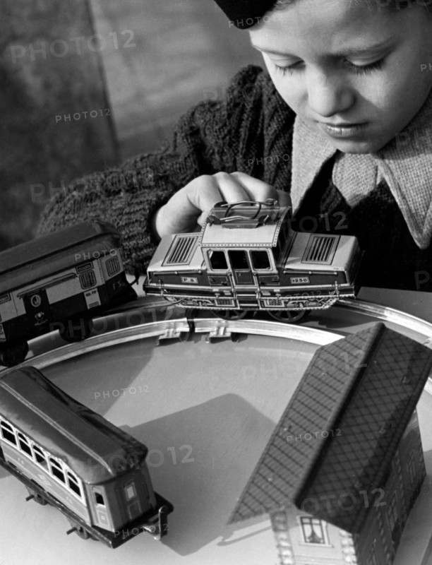 bambini, giochi, trenino, novembre 1949