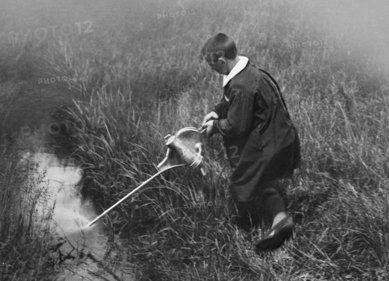 lotta contro la malaria, studente collabora spruzzando un potente larvicida, luglio 1946