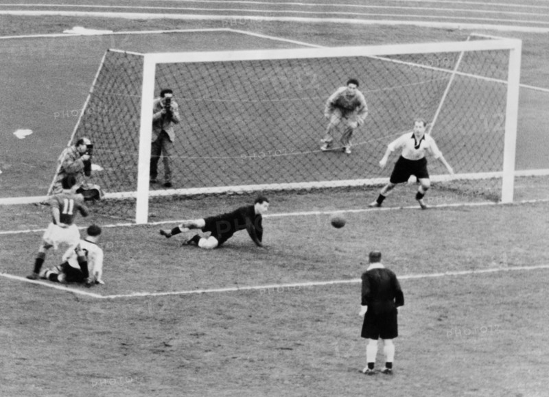 football, l'italie bat l'allemagne 2-1, 1955
