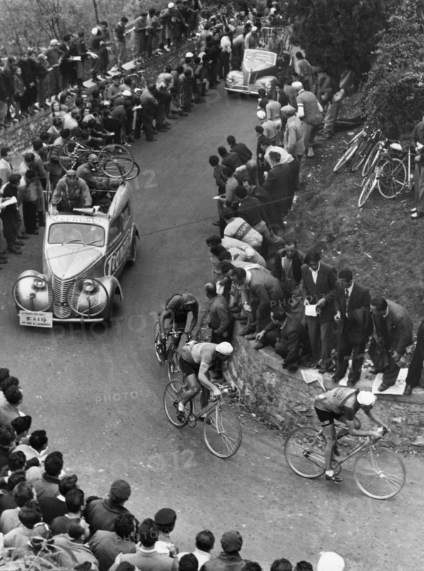 foule sportive lors d'une course cycliste, 1950